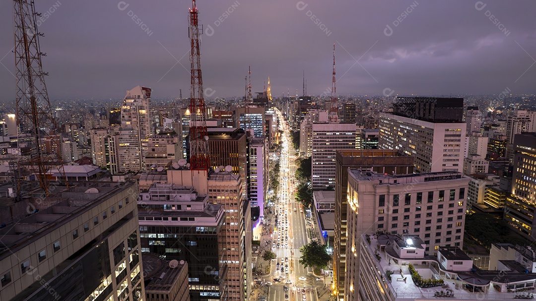Vista aérea da Av. Paulista em São Paulo, SP. Avenida principal da capital. Foto à noite, com luzes do carro.