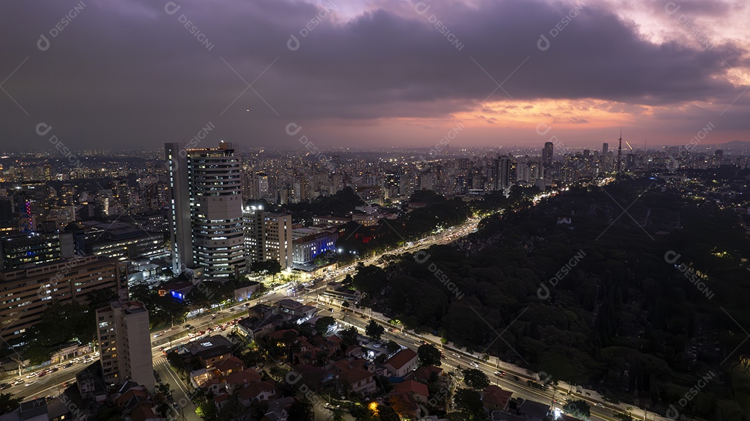 Vista aérea da Av. Paulista em São Paulo, SP. Avenida principal da capital. Foto à noite, com luzes do carro.