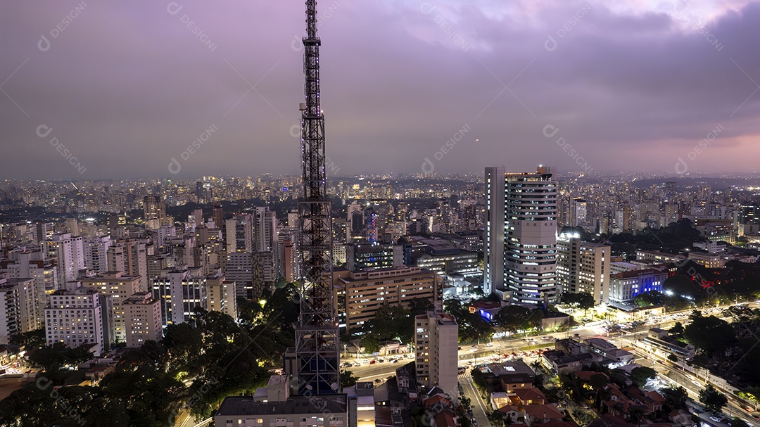 Vista aérea da Av. Paulista em São Paulo, SP. Avenida principal da capital. Foto à noite, com luzes do carro.