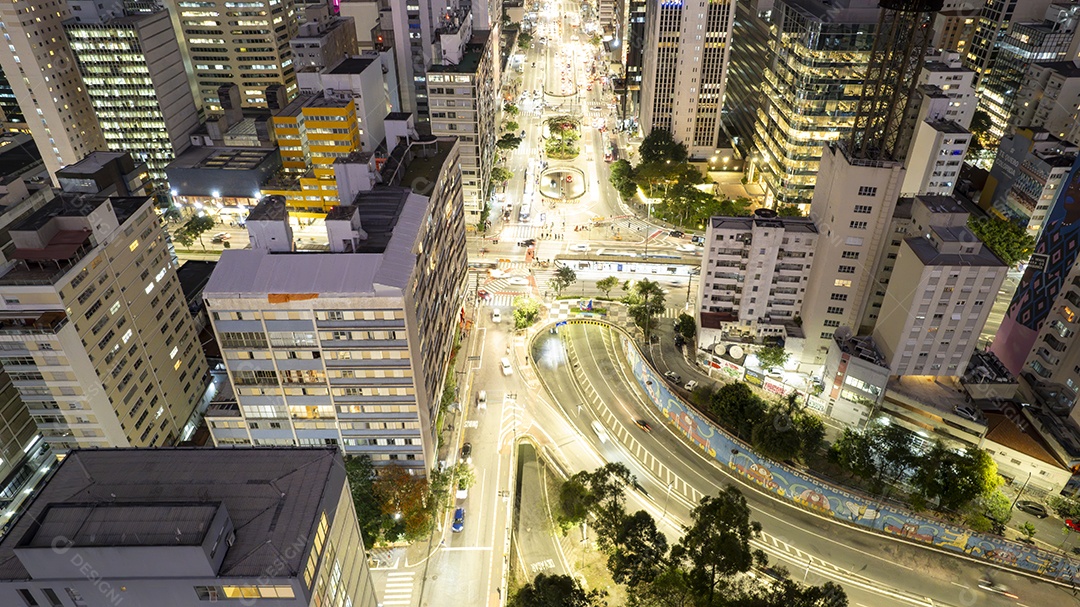Vista aérea da Av. Paulista em São Paulo, SP. Avenida principal da capital. Foto à noite, com luzes do carro.