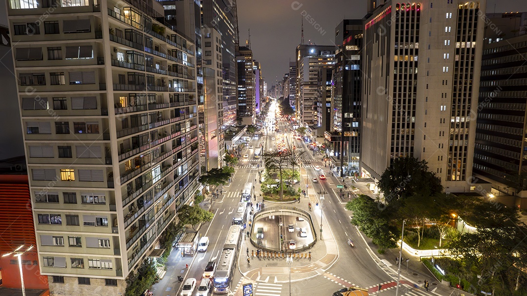 Vista aérea da Av. Paulista em São Paulo, SP. Avenida principal da capital. Foto à noite, com luzes do carro.