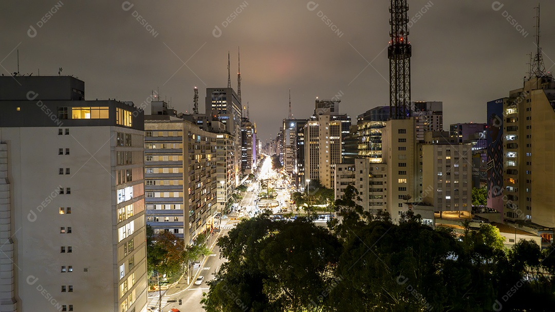 Vista aérea da Av. Paulista em São Paulo, SP. Avenida principal da capital. Foto à noite, com luzes do carro.