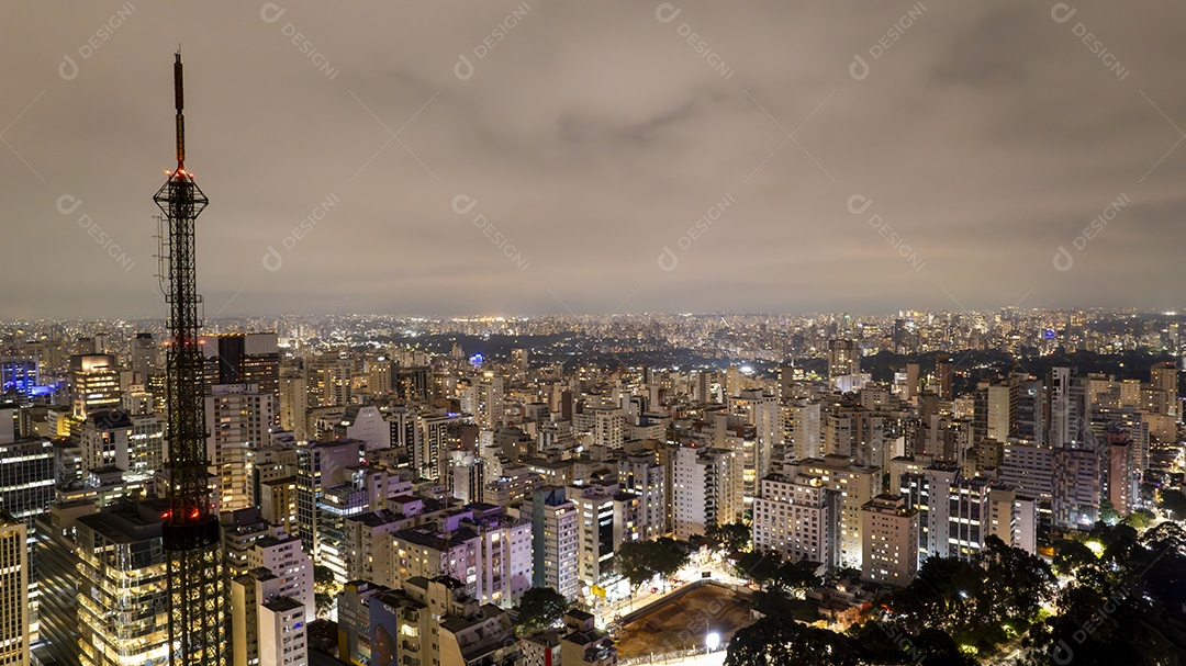 Vista aérea da Av. Paulista em São Paulo, SP. Avenida principal da capital. Foto à noite, com luzes do carro.
