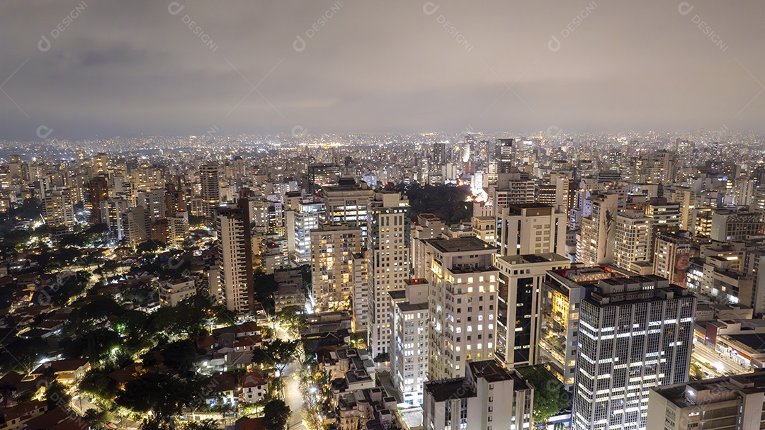 Vista aérea da Av. Paulista em São Paulo, SP. Avenida principal da capital. Foto à noite, com luzes do carro.