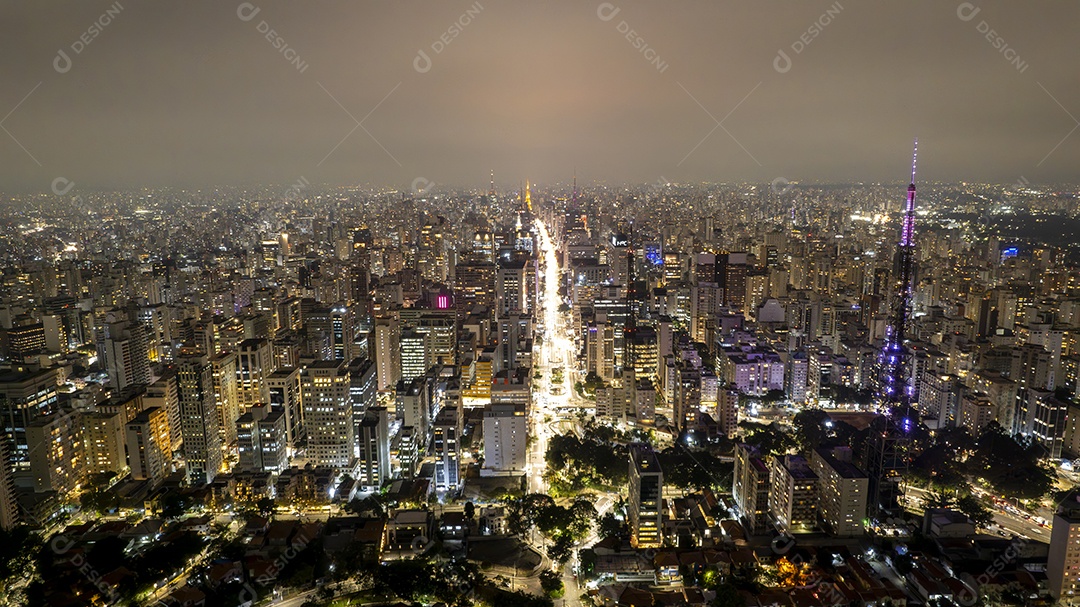 Vista aérea da Av. Paulista em São Paulo, SP. Avenida principal da capital. Foto à noite, com luzes do carro.