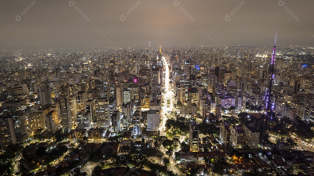 Vista aérea da Av. Paulista em São Paulo, SP. Avenida principal da capital. Foto à noite, com luzes do carro.