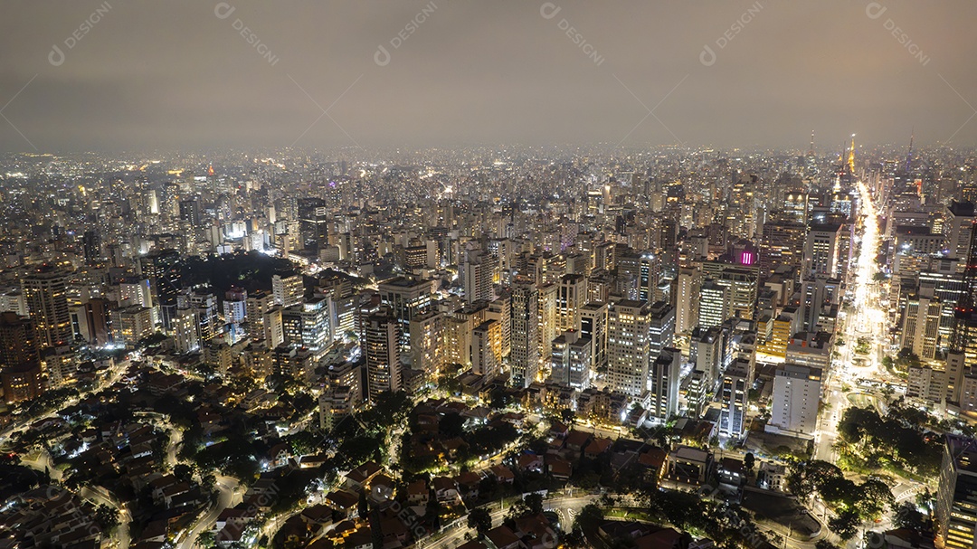 Vista aérea da Av. Paulista em São Paulo, SP. Avenida principal da capital. Foto à noite, com luzes do carro.