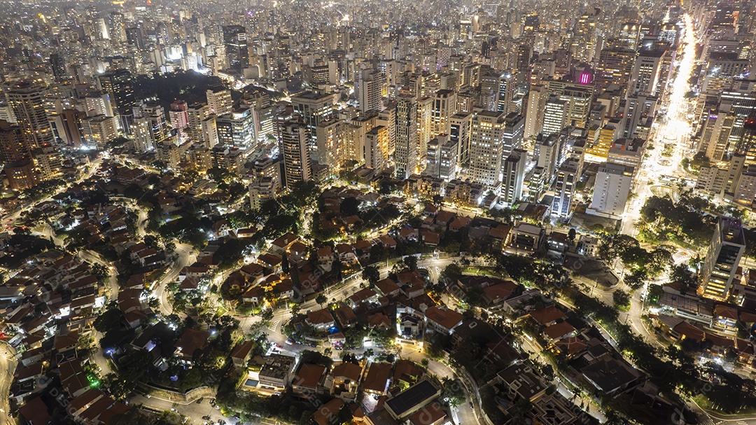 Vista aérea da Av. Paulista em São Paulo, SP. Avenida principal da capital. Foto à noite, com luzes do carro.