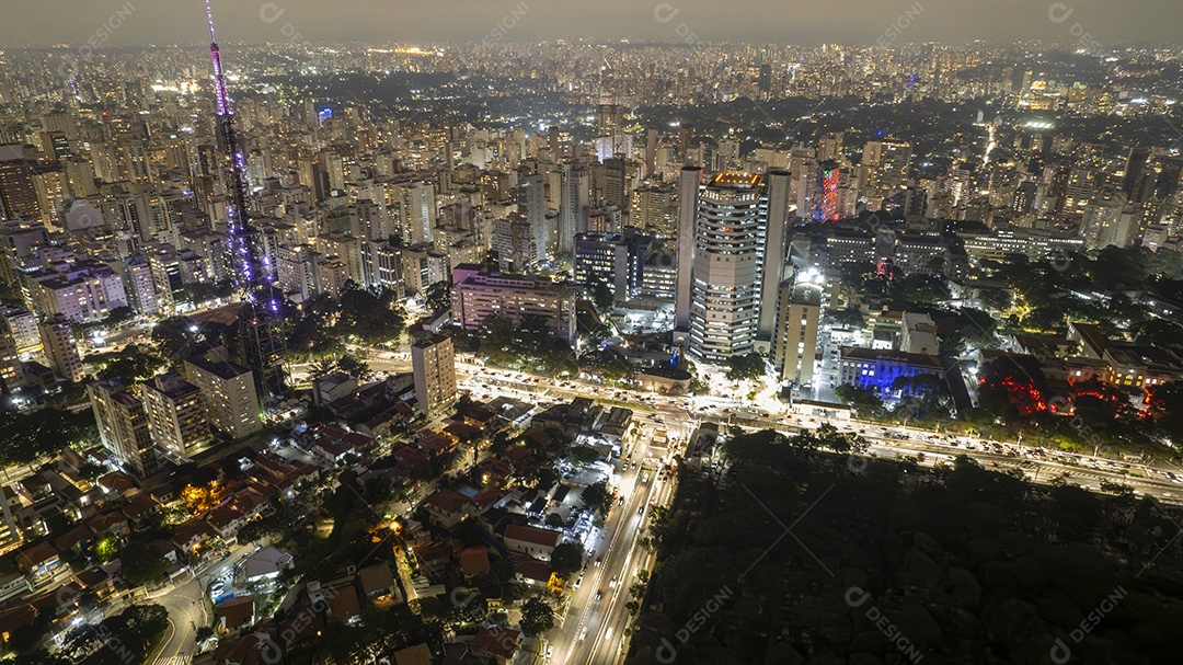 Vista aérea da Av. Paulista em São Paulo, SP. Avenida principal da capital. Foto à noite, com luzes do carro.