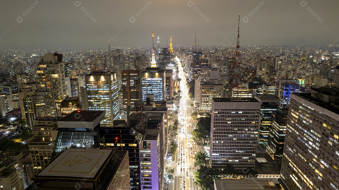 Vista aérea da Av. Paulista em São Paulo, SP. Avenida principal da capital. Foto à noite, com luzes do carro.