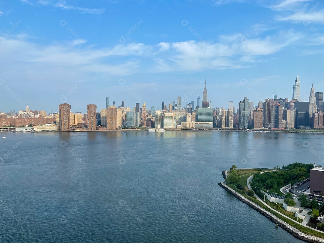 Prédios edíficios rio em uma cidade.