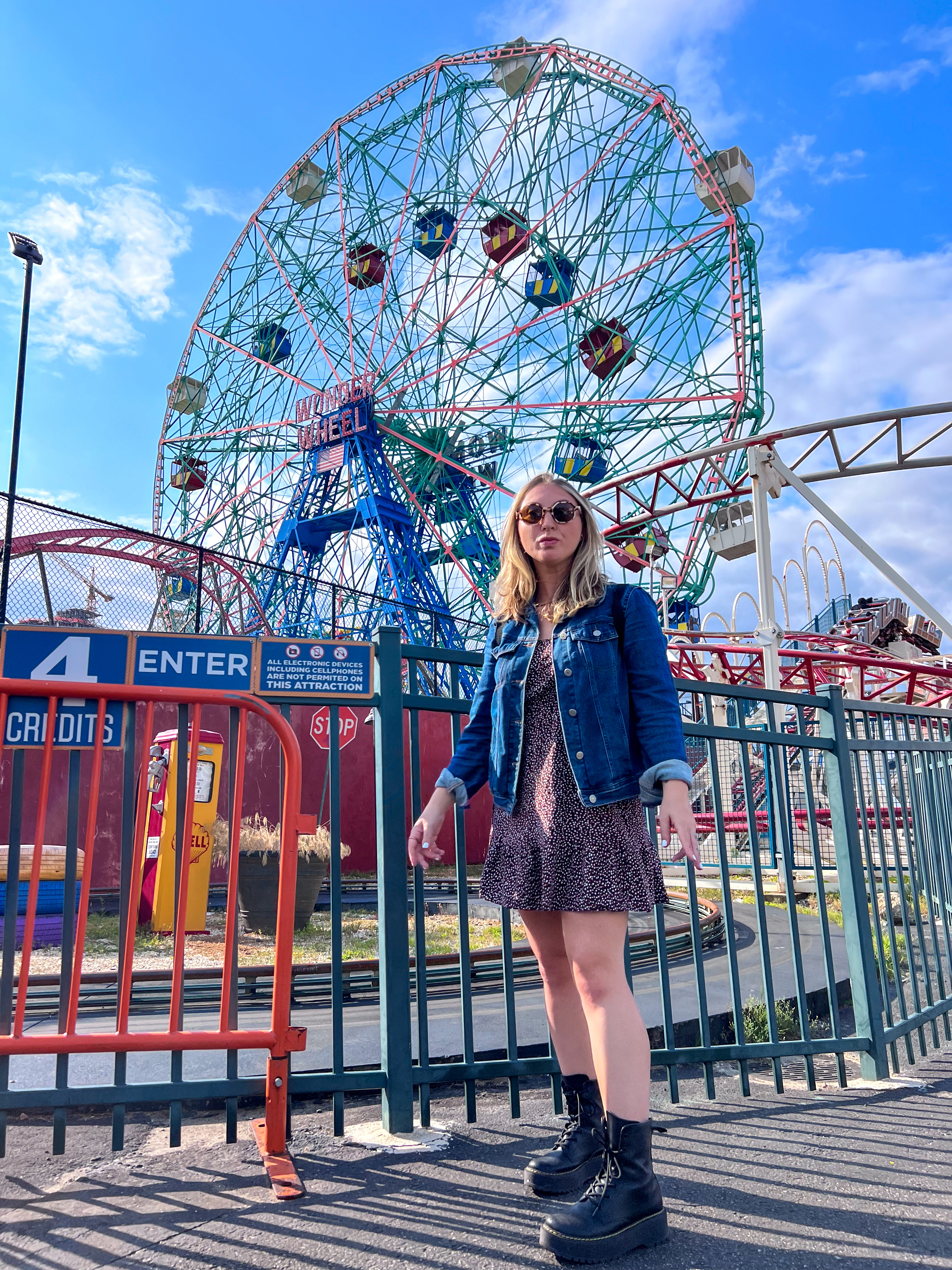 Uma jovem linda se divertindo em parque de diversões.