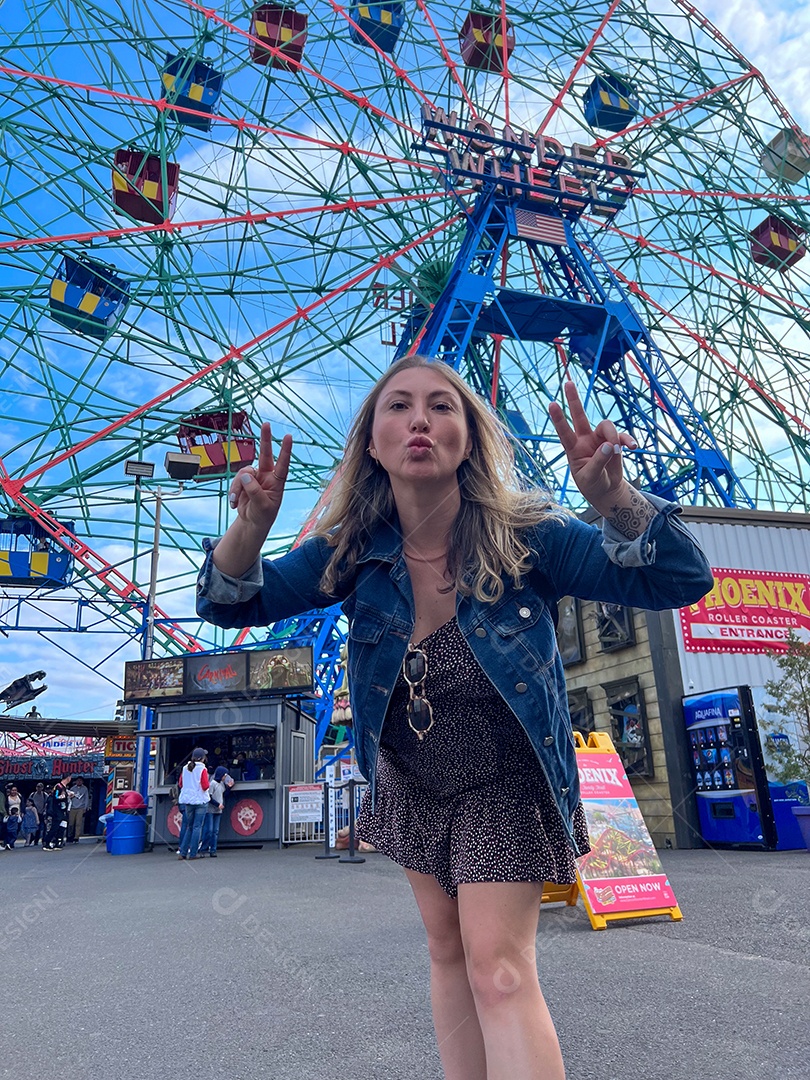 Linda jovem se divertindo em um parque de diversão.