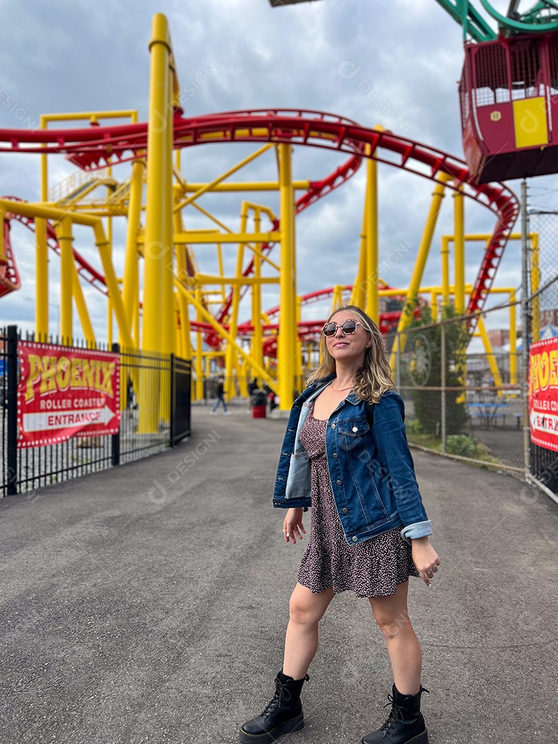 Linda jovem se divertindo em um parque de diversão.