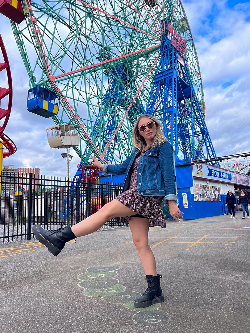 Jovem linda se divertindo muito em parque.