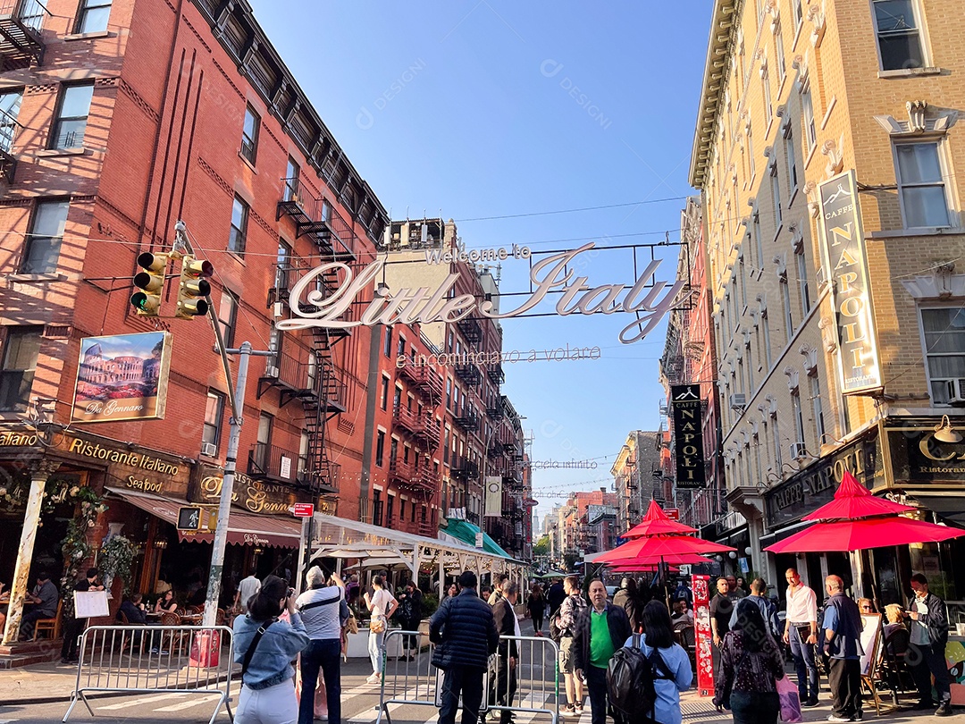 Rua movimentada com muitas vendas.