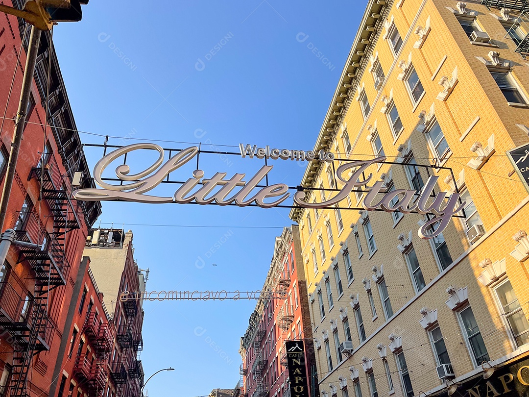 Grandes edifícios sobre uma linda cidade turística.