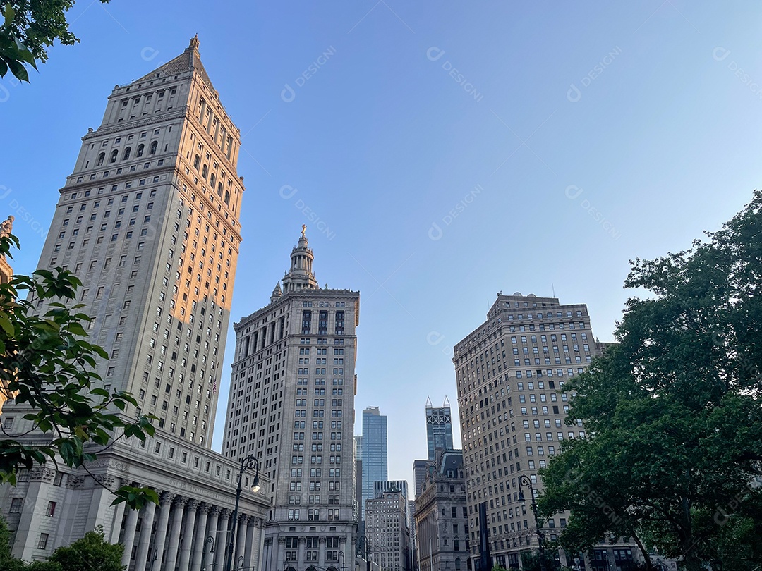 Grandes edifícios sobre uma linda cidade turística.