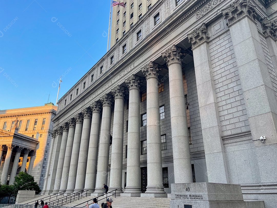 Grandes edifícios sobre uma linda cidade turística.