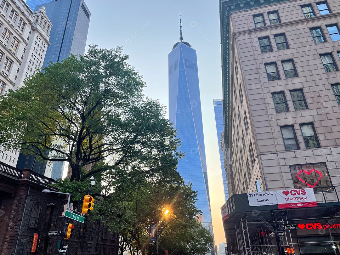 Grandes edifícios sobre uma linda cidade turística.