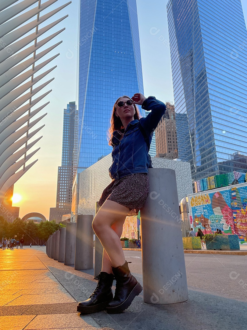 Linda mulher viajando turistica.