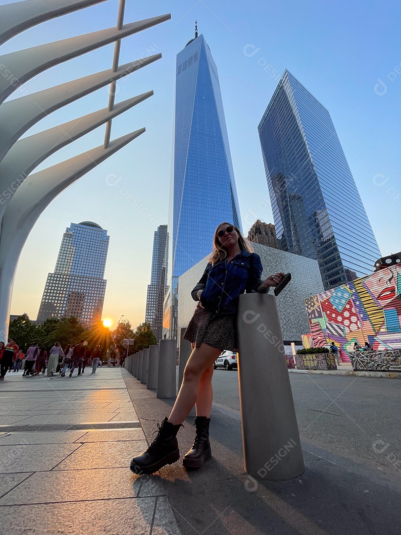 Linda mulher viajando turistica.