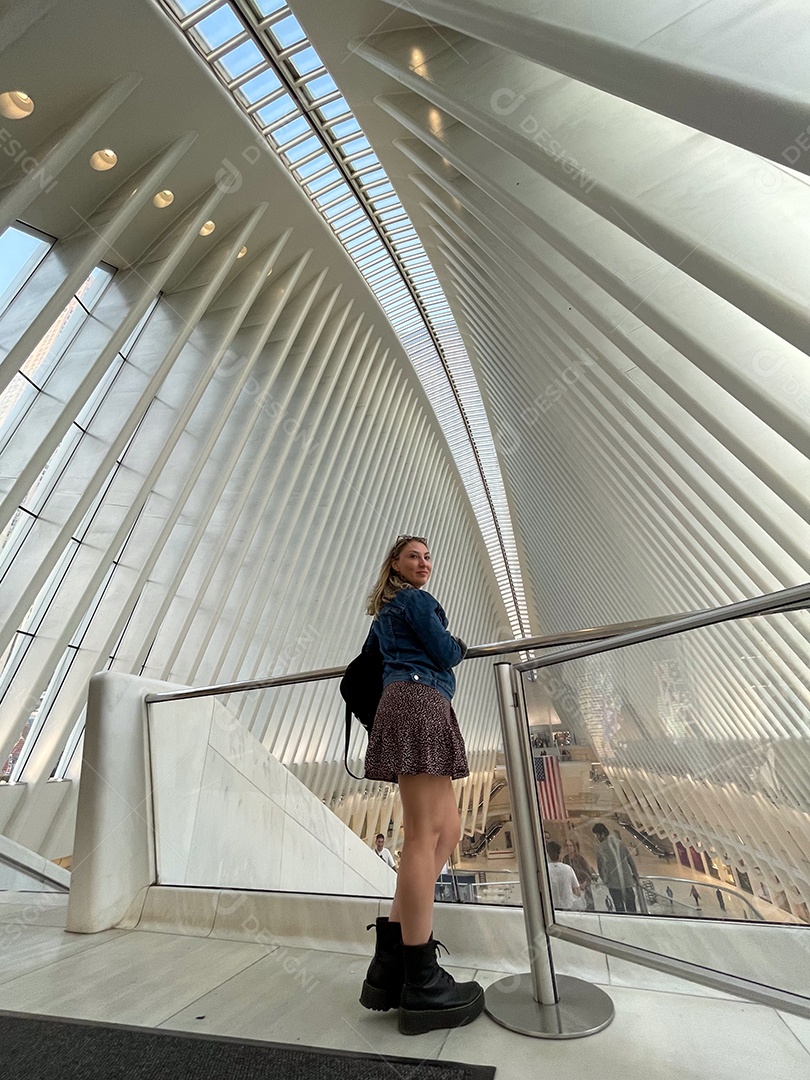 Linda mulher viajando turistica.