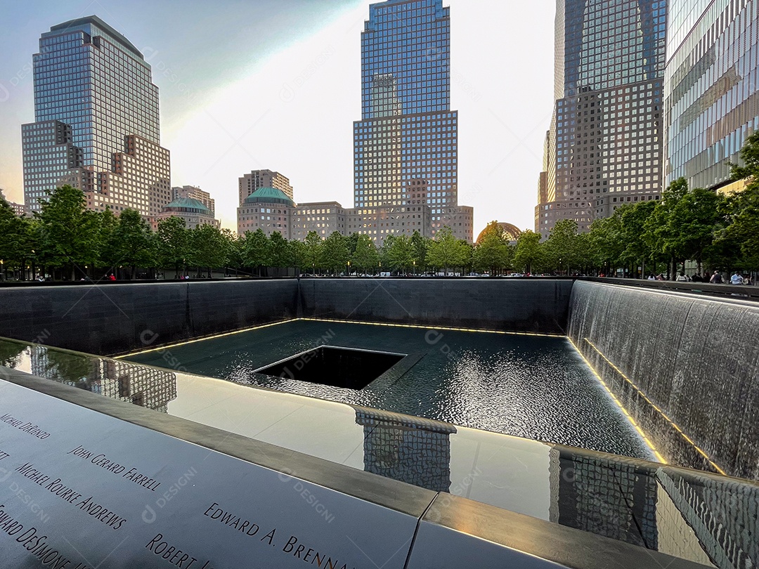 Grandes edifícios sobre uma linda cidade turística.