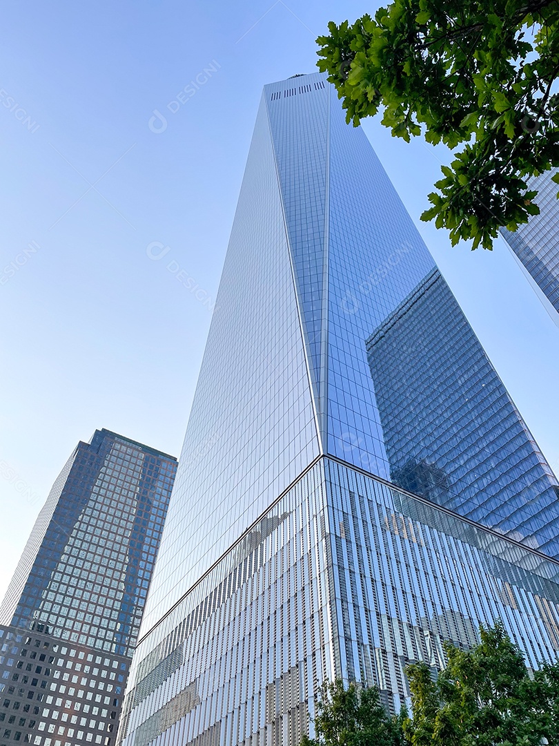 Grandes edifícios sobre uma linda cidade turística.