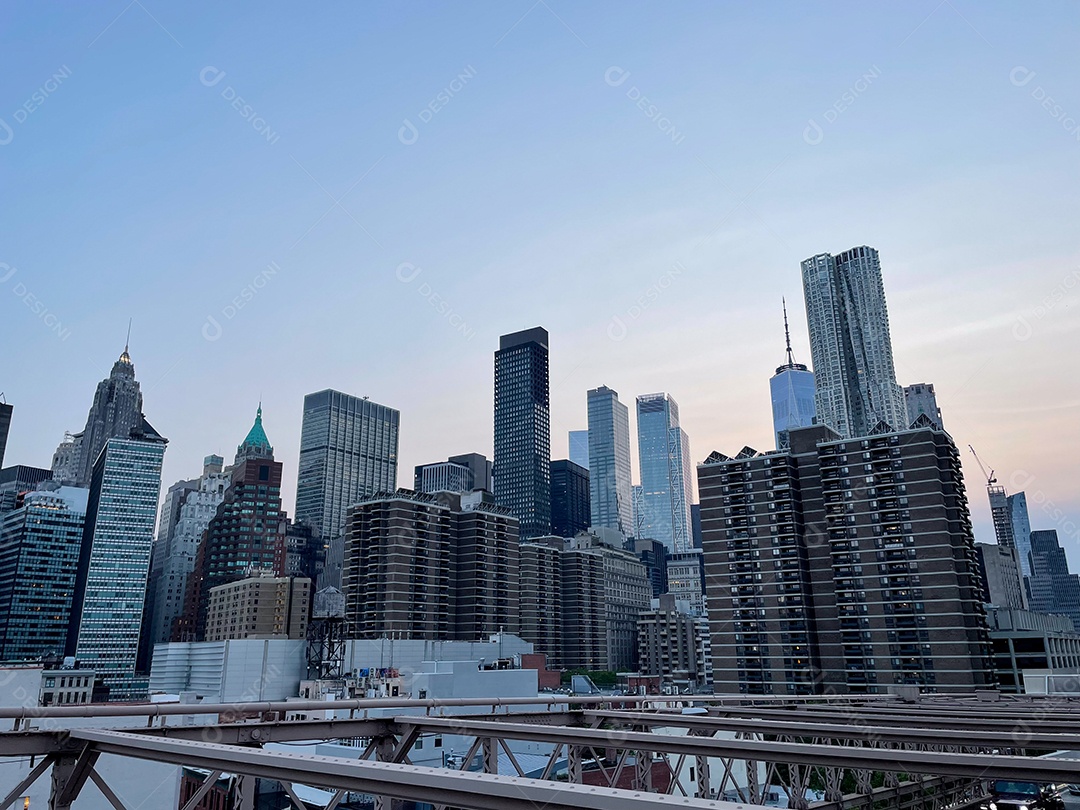Grandes edifícios sobre uma linda cidade turística.
