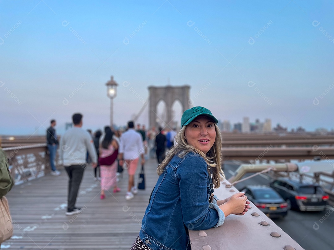 Mulher jovem turista viajando.