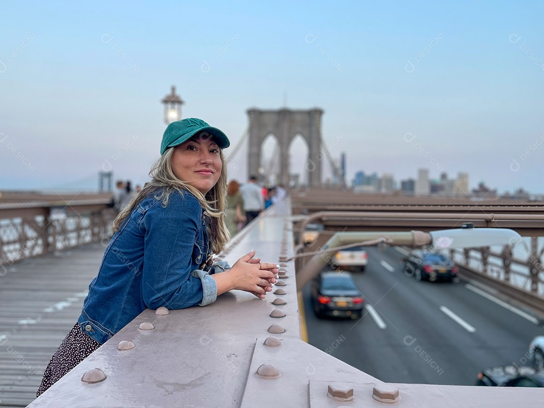 Mulher jovem turista viajando.