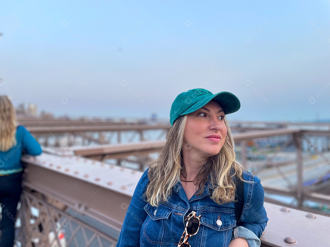 Mulher jovem turista viajando.