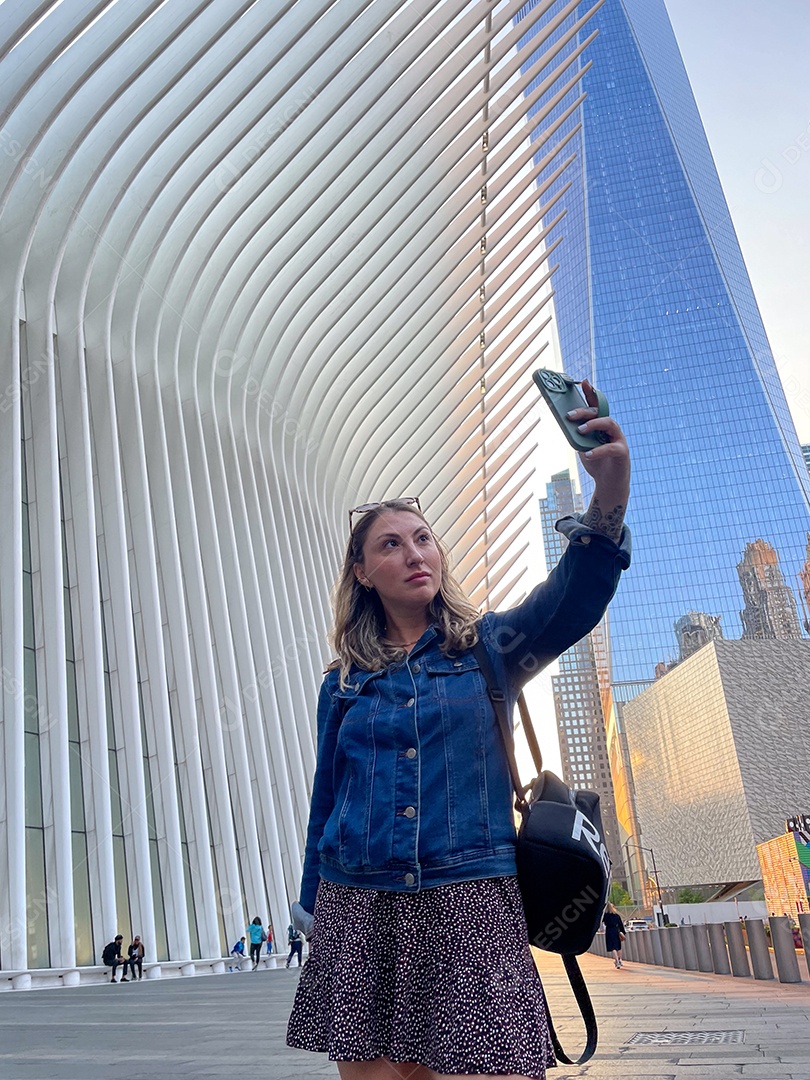 Mulher jovem turista viajando.