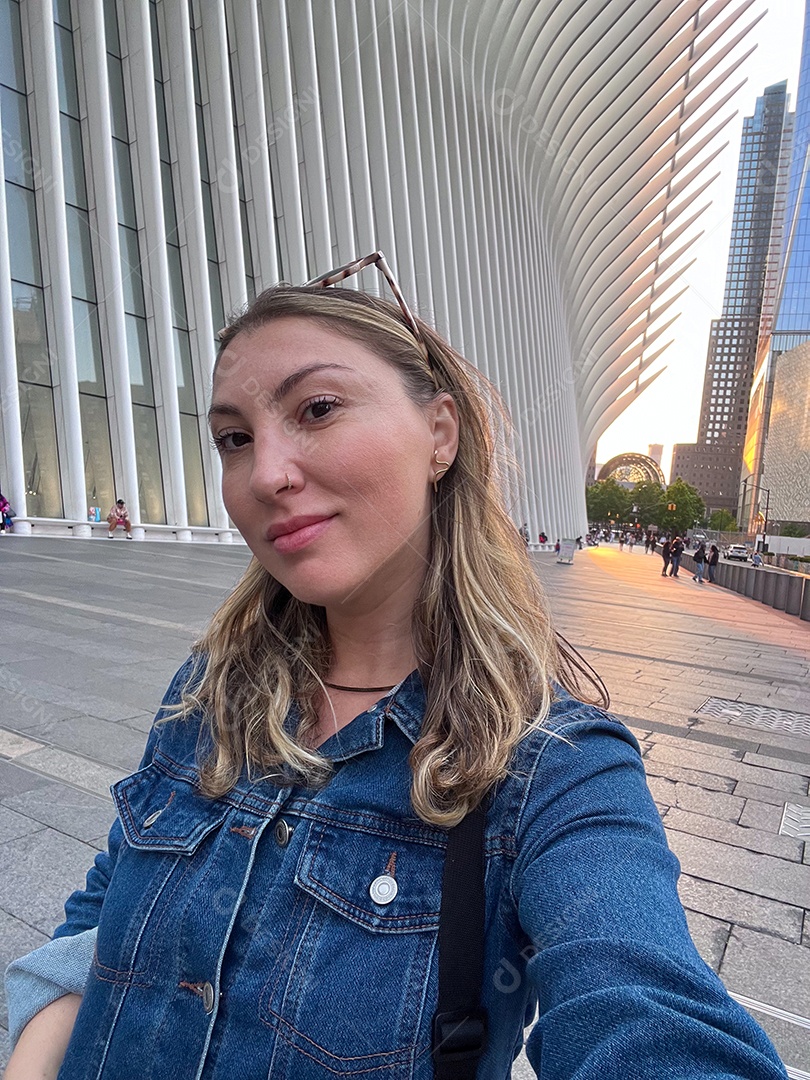 Mulher jovem turista viajando.