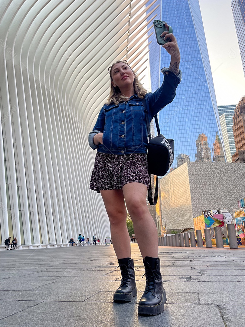 Mulher jovem turista viajando.