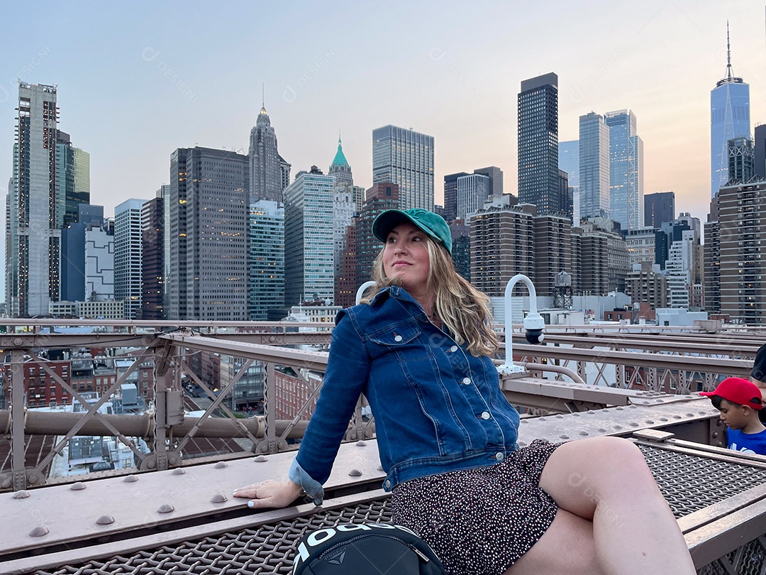 Mulher jovem turista viajando.