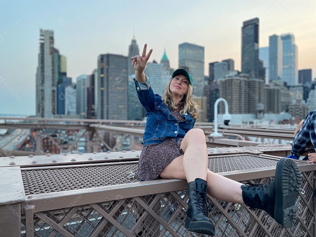 Mulher jovem turista viajando.