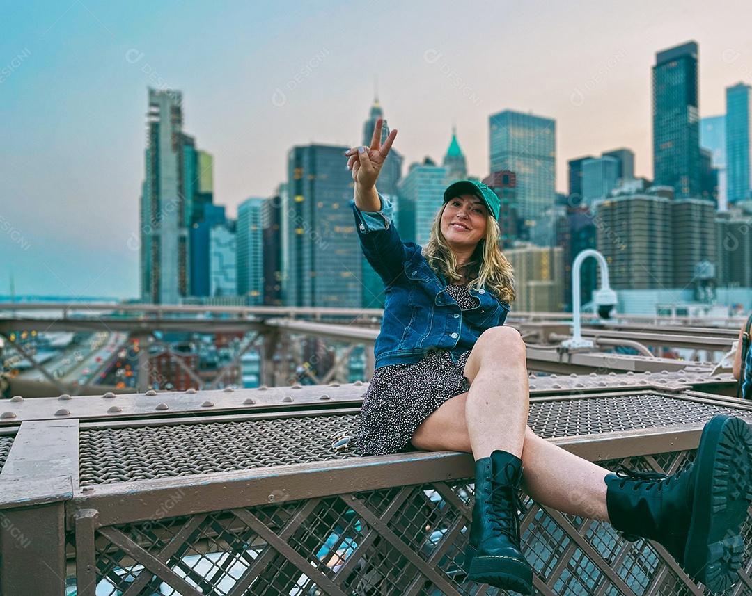 Mulher jovem turista viajando.