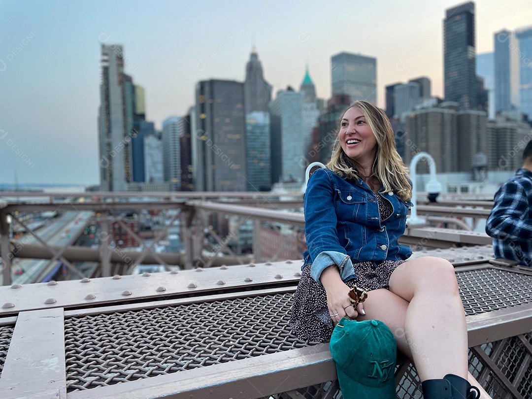 Mulher jovem turista viajando.