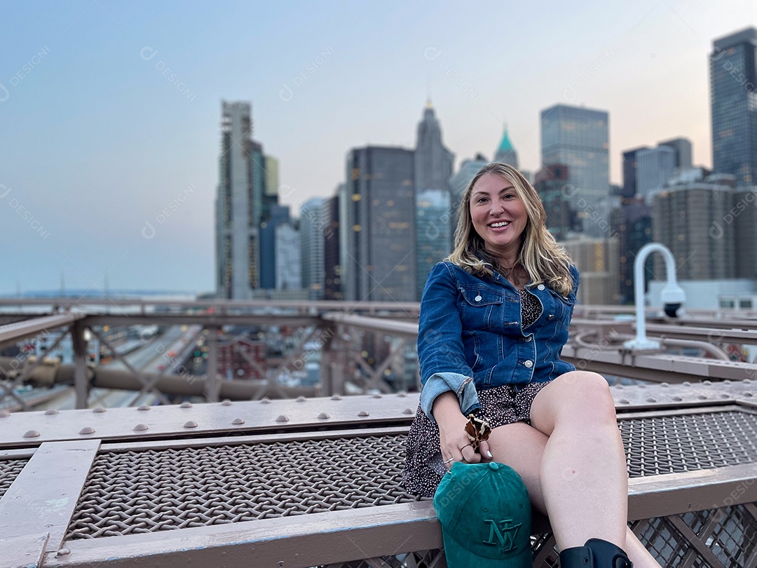 Mulher jovem turista viajando.