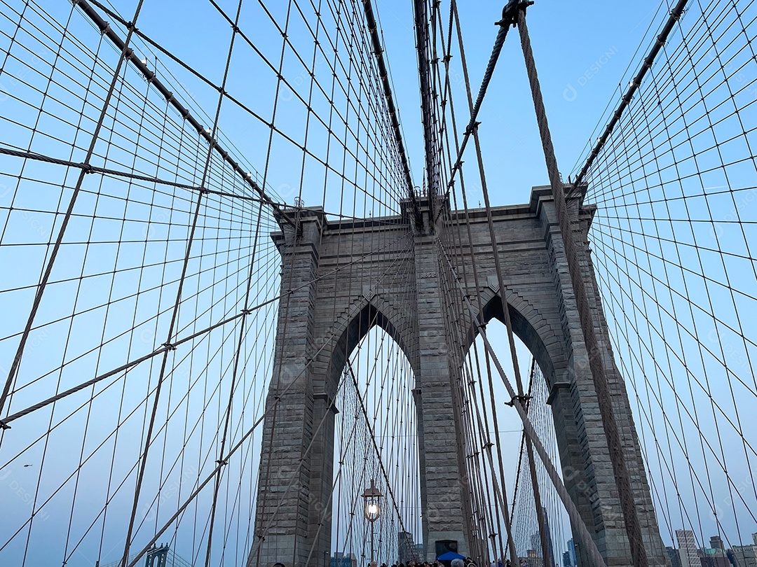 Grandes edifícios sobre uma linda cidade turística.