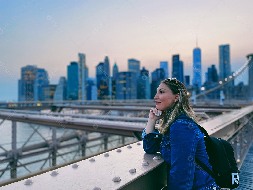 Mulher jovem turista viajando.
