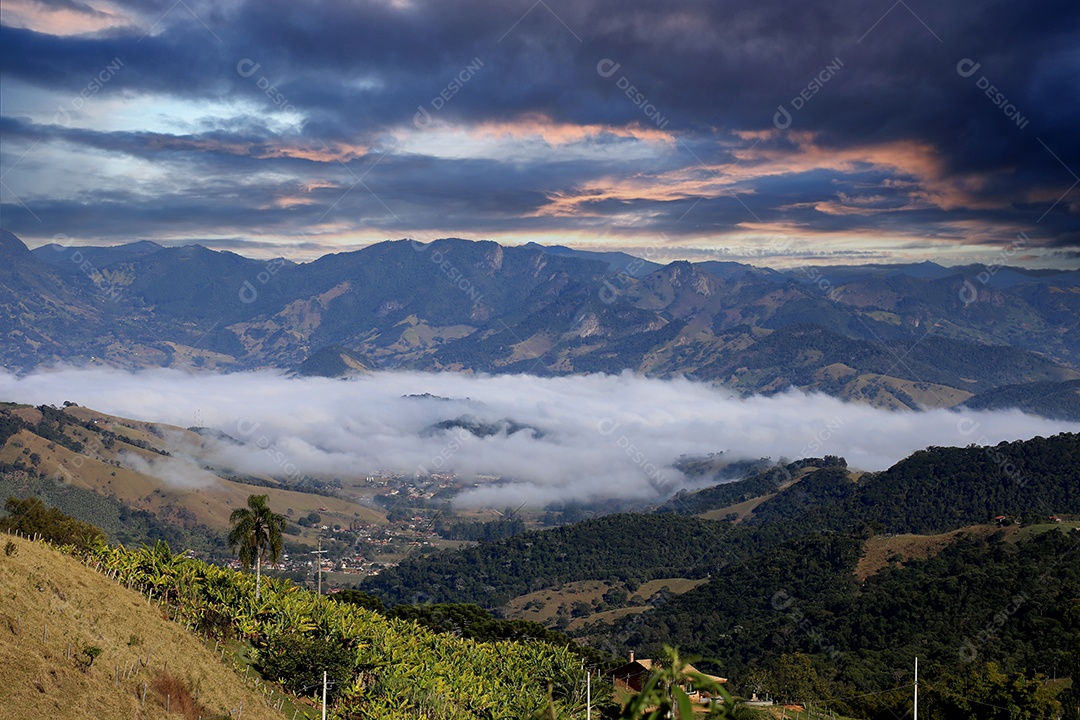 Linda paisagem das nuvens entre montanhas