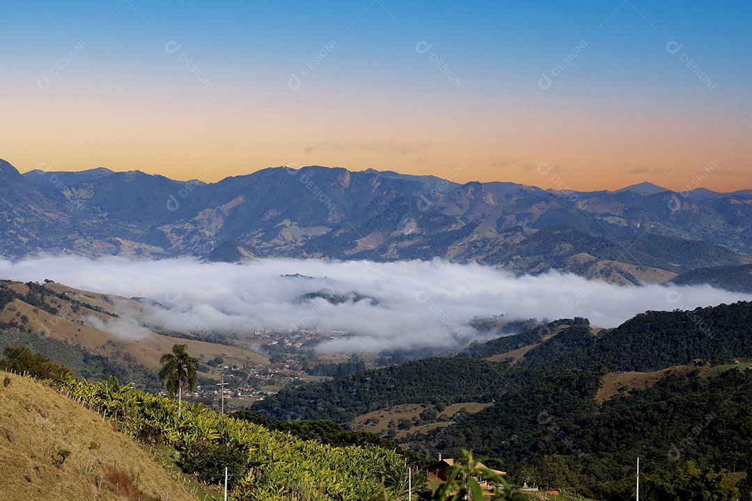 Linda paisagem das nuvens entre montanhas