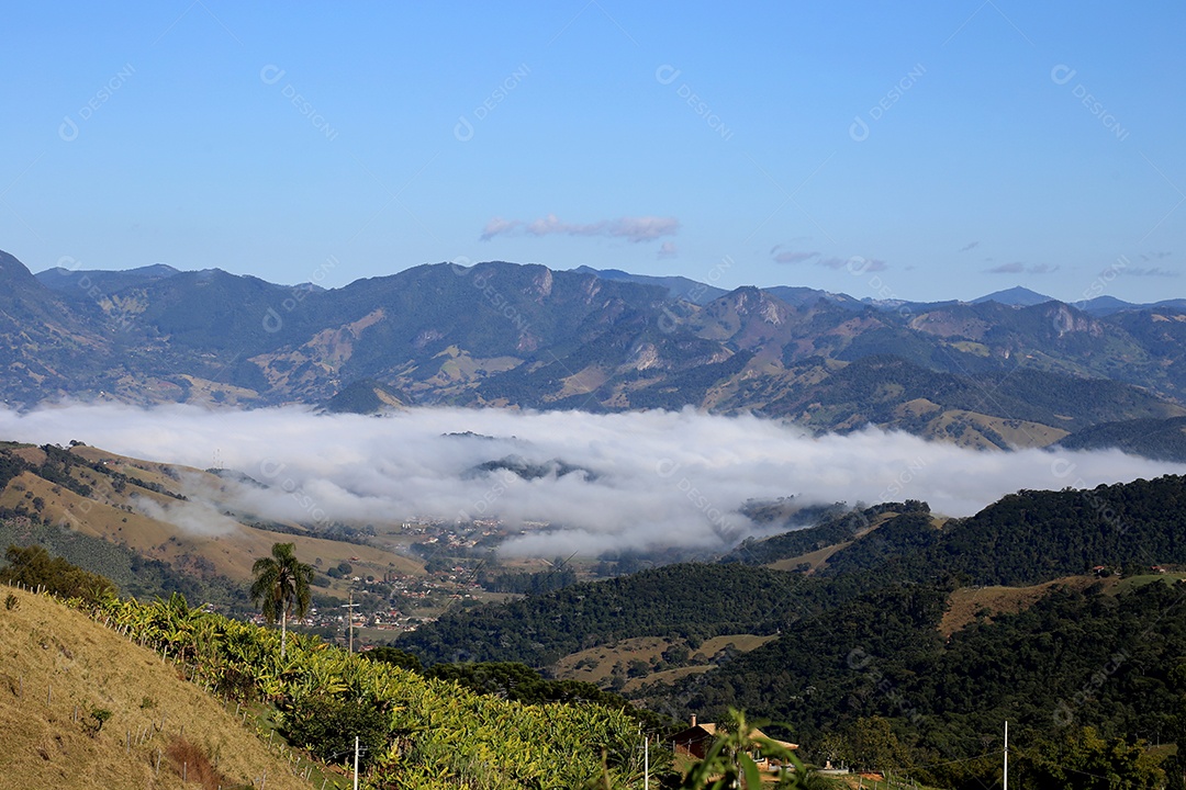 Linda paisagem das nuvens entre montanhas