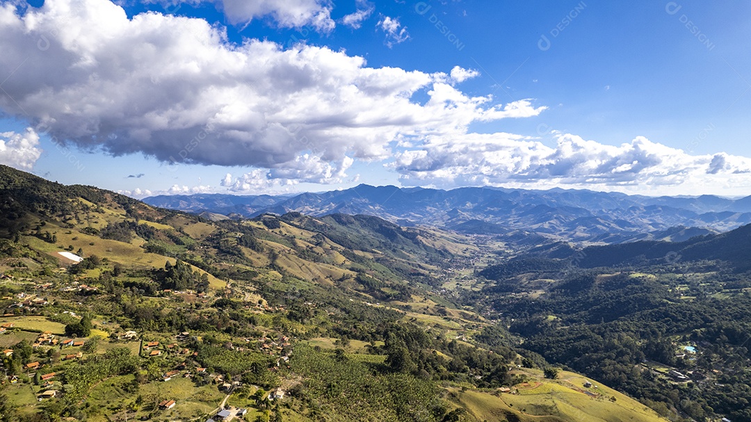 Linda paisagem das nuvens entre montanhas