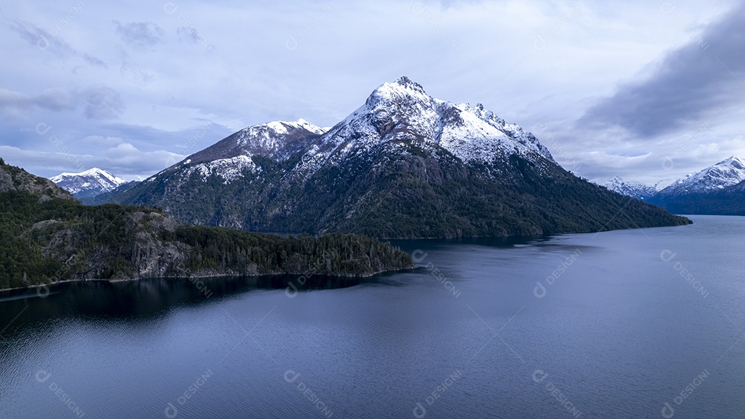 Linda cadeia de montanhas nevadas e um lago com céu azul acima em Bariloche Argentina