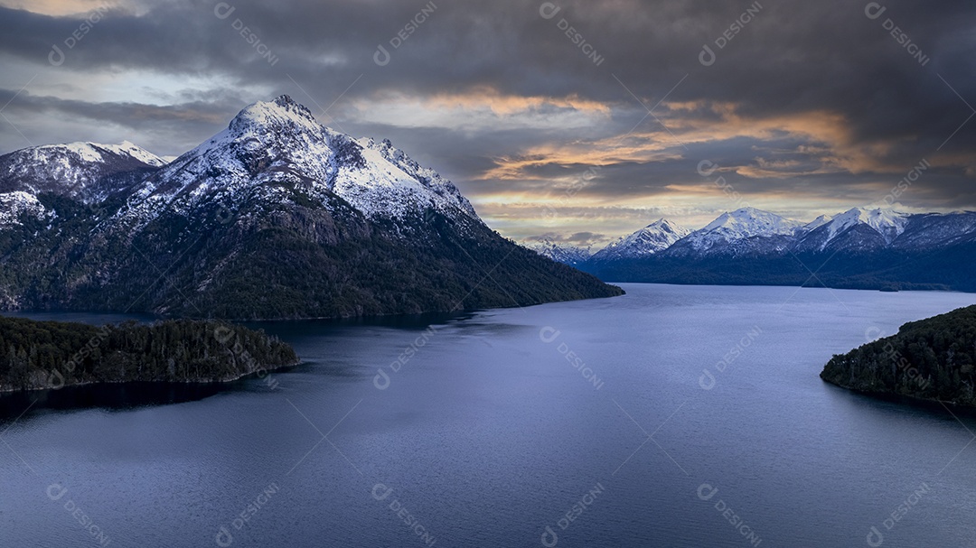 Linda cadeia de montanhas nevadas e um lago com céu azul acima em Bariloche Argentina