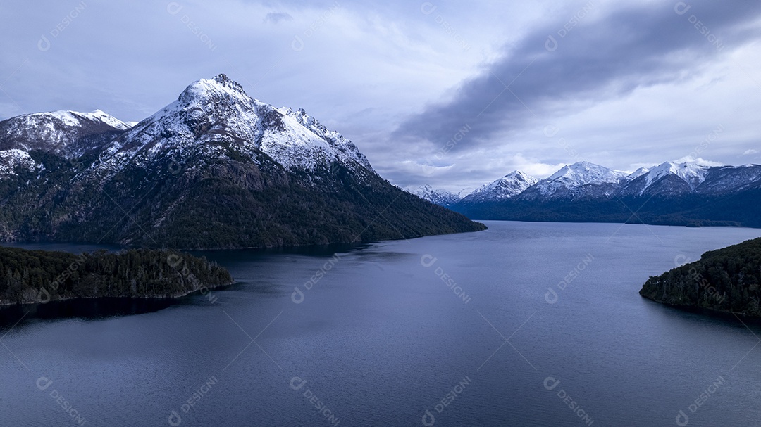Linda cadeia de montanhas nevadas e um lago com céu azul acima em Bariloche Argentina